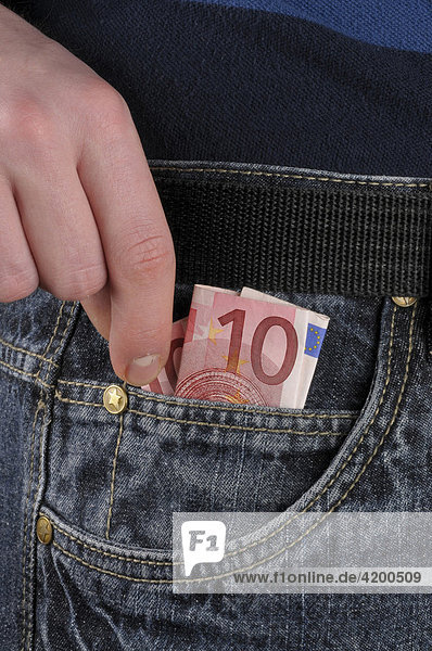 Taschengeld - zwei 10 Euroscheine in der Hosentasche eines Jugendlichen
