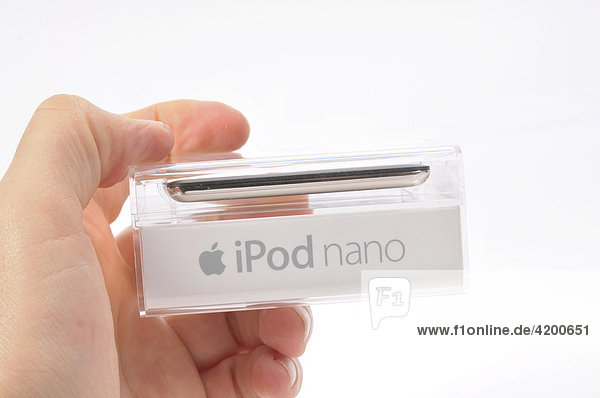 Hand hält Apple iPod Nano  schwarz  in Originalverpackung
