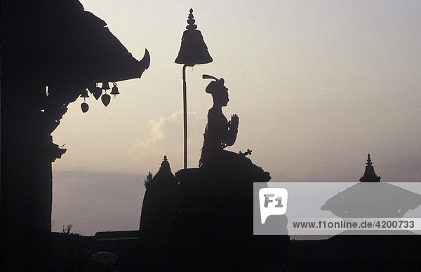 Tempeldächer und Statue von König Bhupatindra Malla auf dem Durbar Sqare von Bhaktapur  Nepal