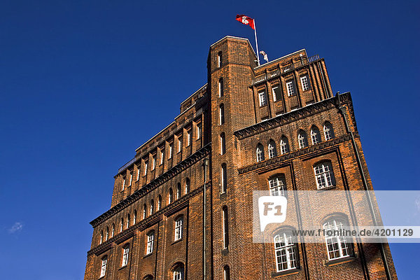 Historisches Backstein-Gebäude der Patriotischen Gesellschaft an der Trostbrücke in der Altstadt von Hamburg  Deutschland  Europa