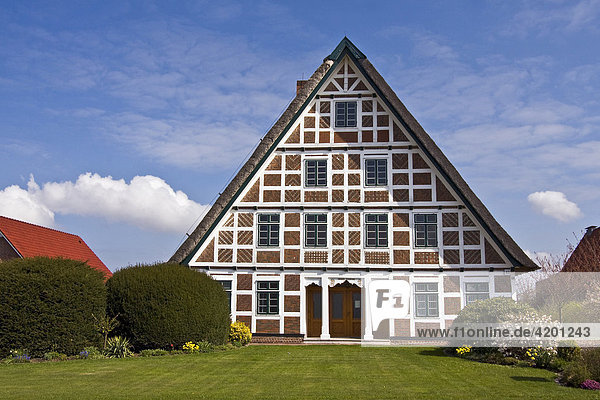 Historisches reetgedecktes Fachwerkhaus  Altländer Bauernhaus im Alten Land  Jork  Obstanbaugebiet Altes Land  Niedersachsen  Deutschland  Europa