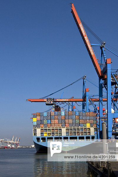 Containerschiff am Containerterminal Burchardkai  Hamburger Hafen  Hamburg  Deutschland  Europa