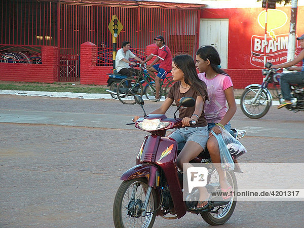 Moderne paraguayische junge Frauen auf Motorrad  Concepcion  Paraguay