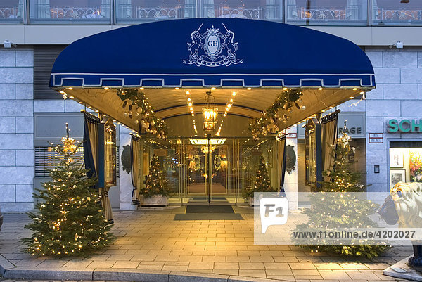Eingang des fünf Sterne Hotel Königshof am Karlsplatz München Bayern Deutschland