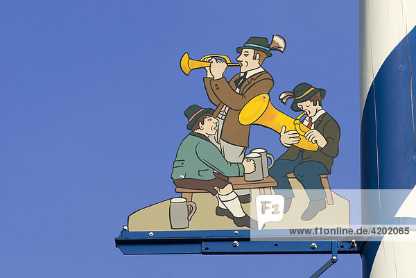 Blechbläser Musiker und Biertrinker Detail vom Maibaum auf dem Viktualienmarkt München Bayern Deutschland