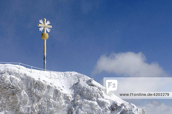 Zugspitze (2962m) im Winter  Gipfelkreuz mit Raureif