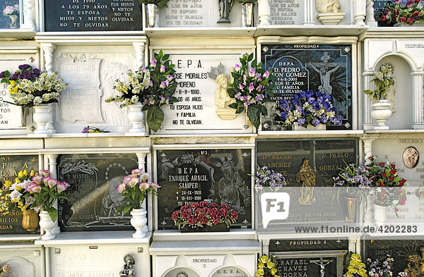 Grabplatten auf einen Friedhof - Vorort von Sevillia,  Spanien
