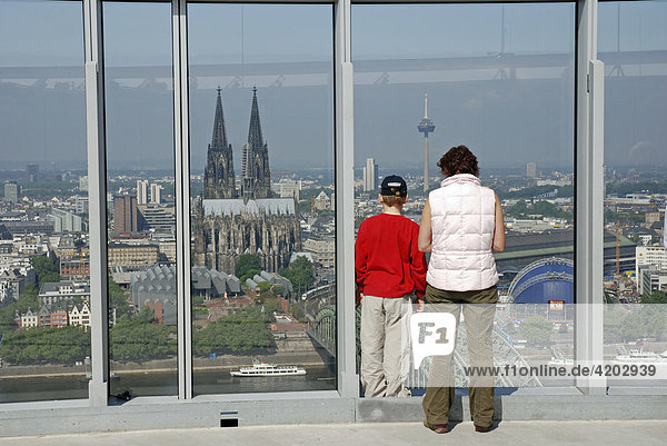 Blick auf die Altstadt und Kölner Dom vom LVR-Turm  Köln  Nordrhein-Westfalen  Deutschland
