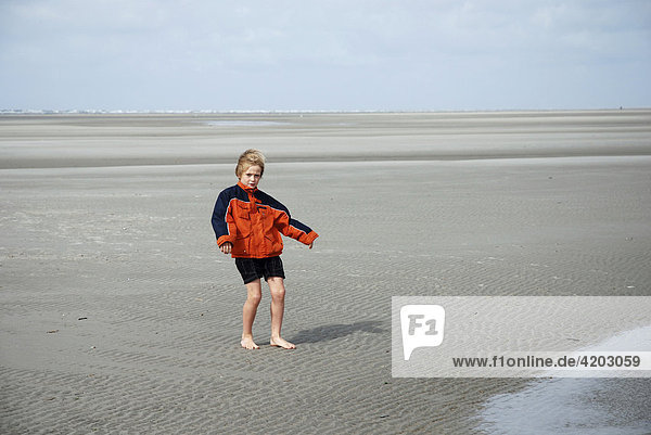 Junge am Strand  St. Peter-Ording  Schleswig-Holstein  Deutschland