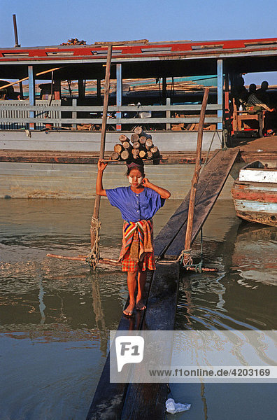 Female day labourer in the harbour of Mandalay  Burma