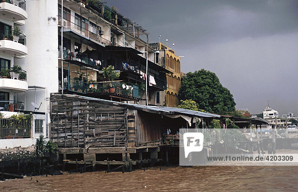 Wohnungen und armselige Holzhütten am Mae Nam Chao Praya  Bangkok  Thailand