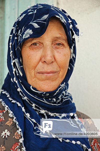 ältere Frau  Türkin mit Kopftuch in Urfa  Türkei
