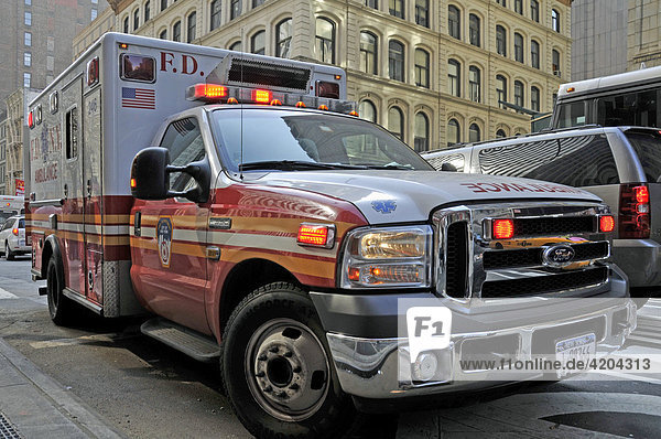 Ambulanzfahrzeug des New York City Fire Department oder Fire Department of the City of New York FDNY Berufsfeuerwehr Manhattan New York City USA