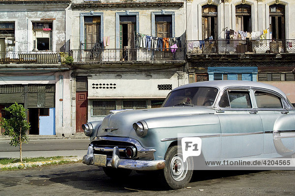 Oldtimer in Vedado  Havanna  Kuba  Karibik