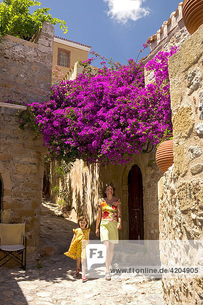 Gasse mit Blumen  Mutter mit Kind  mittelalterliches Wehrdorf Monemvasia  Altstadt  Lakonien  Peloponnes  Griechenland