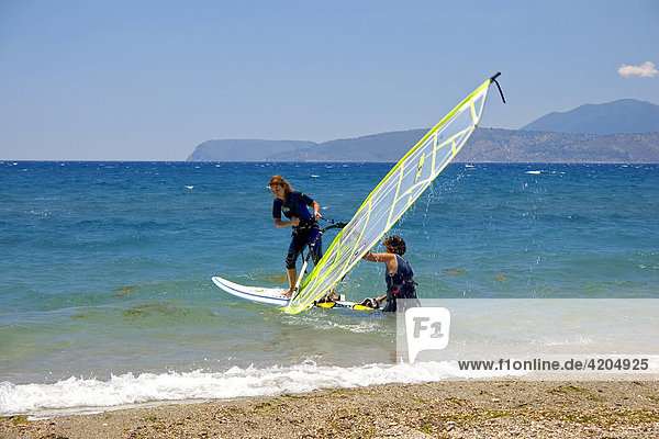 Windsurfen  Strand bei Gythion  Peloponnes  Griechenland