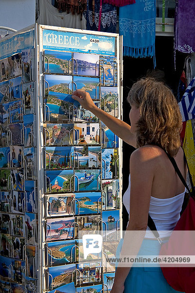 Frau an Postkartenständer  Koroni  Peloponnes  Griechenland