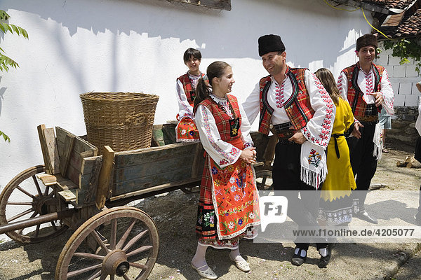 Junge Leute in Tracht  Rosenfest  Rosenöl-Museum in Karlovo  Bulgarien