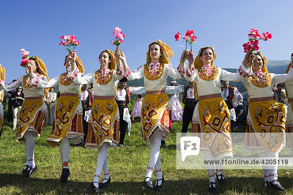 Tanzgruppe der Rosenpflückerinnen  Rosenfest  Karlovo  Bulgarien