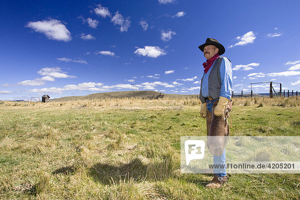 Cowboy auf Pferdekoppel  Wilder Westen  Oregon  USA