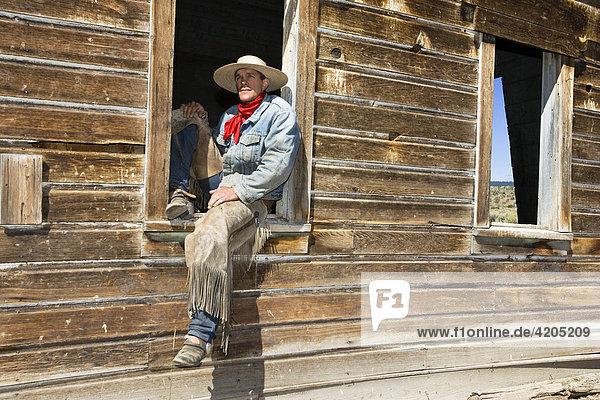 Cowboy sitzt in Scheunenfenster  Wilder Westen  Oregon  USA