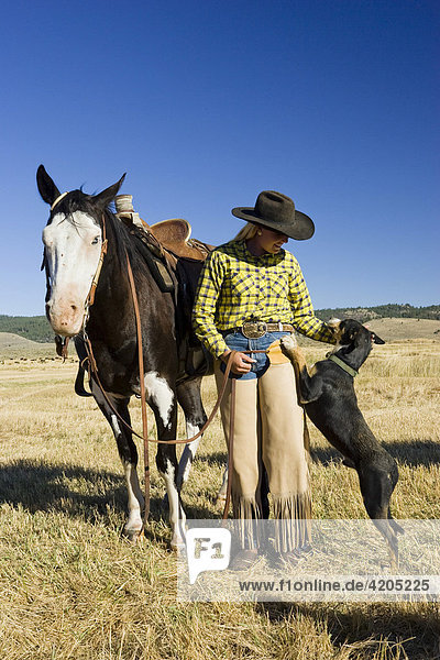 Cowgirl mit Pferd und Hund  Oregon  USA
