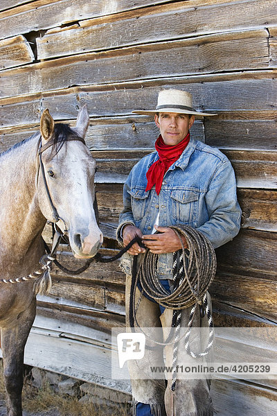 Cowboy mit Pferd vor Scheune  Wilder Westen  Oregon  USA