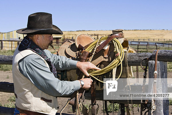 Cowboy richtet Sattel  Wilder Westen  Oregon  USA