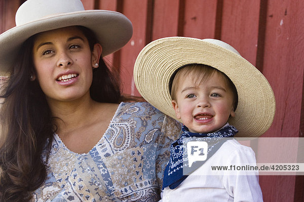 Cowgirl mit Sohn  Wilder Westen  Oregon  USA