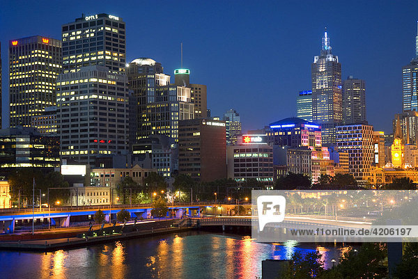 Stadtansicht am Yarra River  Skyline zur blauen Stunde  Melbourne  Bundesstaat Victoria  Australien