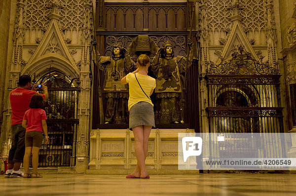 Touristen fotografieren die Grabstätte von Christoph Columbus  Kathedrale  Sevilla  Andalusien  Spanien