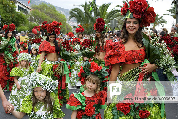 Großer Blumenumzug  Blumenfest im April in Funchal  Madeira  Portugal