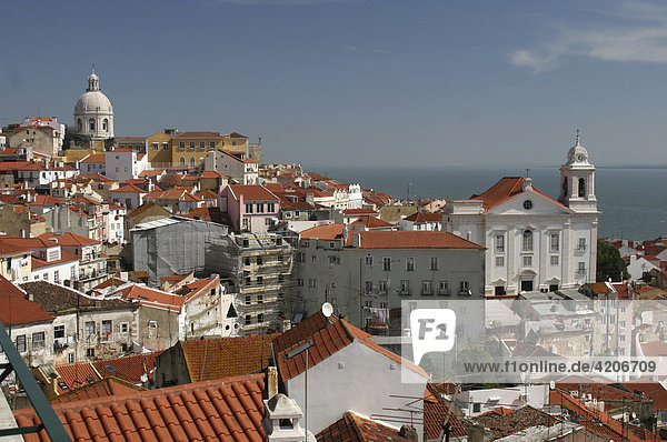 Blick vom Mirador de Santa Lucia auf die Alfama  Lissabon  Região de Lisboa  Portugal  Europa