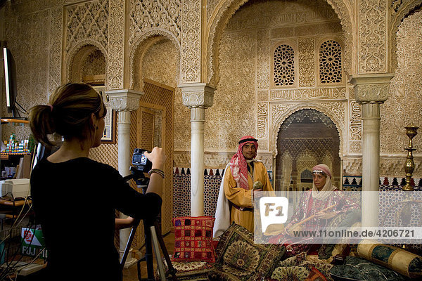 Arabische Kulisse für Foto-Souvenirs. Touristen aus Spanien in arabischer Tracht. Fotogeschäft in der Alhambra  Galeria Fotografica Arabe  Granada  Andalusien  Spanien