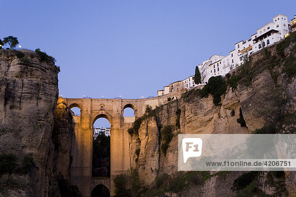 Altstadt von Ronda auf Felsplateau  Brücke über dem Tajo Fluss. Ronda  Andalusien  Spanien