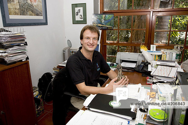 Biololge Matthias Reinschmidt mit Emu (Dromaius novaehollandiae) in seinem Büro  Fundacion Loro Parque  Teneriffa  Tenerife  Kanaren  Spanien