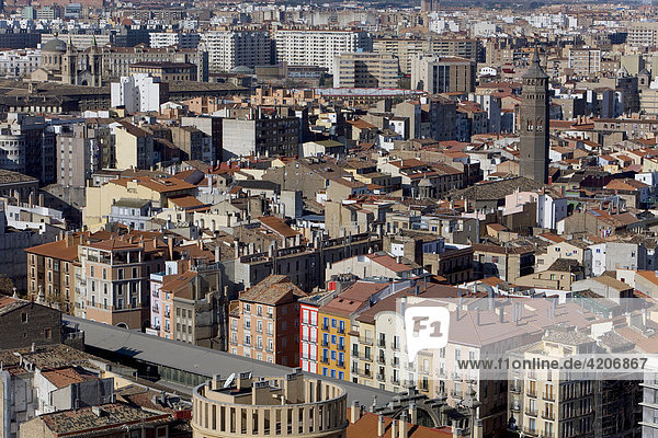 Blick über die Dächer der Stadt  Saragossa  Zaragoza  Provinz Aragon  Kastilien  Spanien  Europa