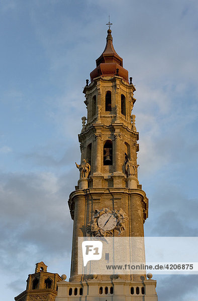 Kirchturm  Glockenturm  Catedral de San Salvador  La Seo  Kathedrale  Saragossa  Zaragoza  Provinz Aragon  Kastilien  Spanien  Europa