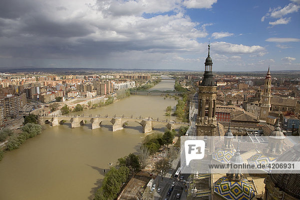 Blick auf die Stadt am Fluss Ebro von der Basilika del Pilar  Zaragoza  Saragossa  Expo Stadt 2008  Provinz Aragon  Kastilien  Spanien  Europa