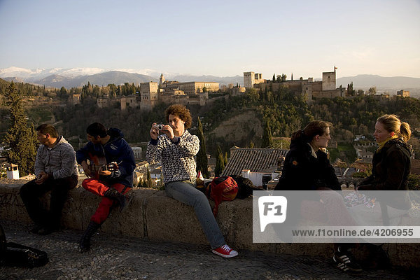 Touristen auf dem Mirador San Nicolas im Albayzin Viertel  Aussichtspunkt auf die Alhambra  Granada  Andalusien  Spanien