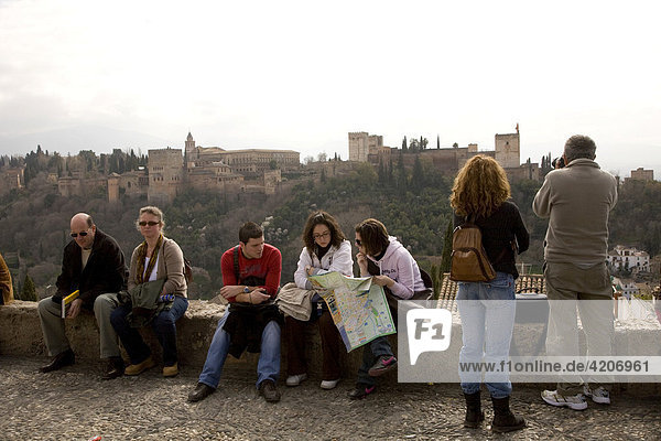 Touristen am Mirador San Nicolas im Albayzin Viertel  Aussichtspunkt auf die Alhambra  Granada  Andalusien  Spanien