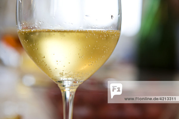 Kondensationstropfen auf einem Glas gekühlten Weißwein
