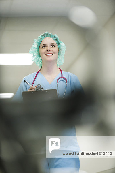 Krankenschwester mit OP-Kappe  Blickwinkel niedrig