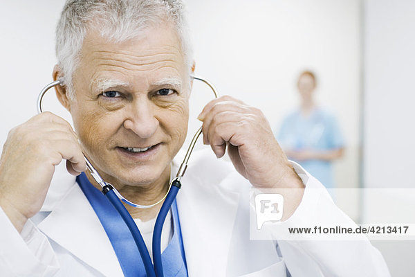 Arzt beim Aufsetzen des Stethoskops  Portrait