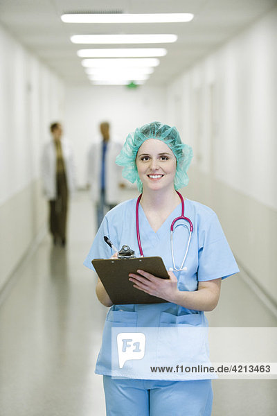 Krankenschwester mit OP-Haube  Portrait