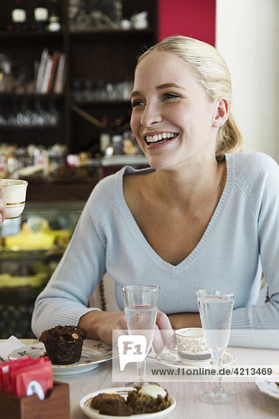 Junge Frau im Café