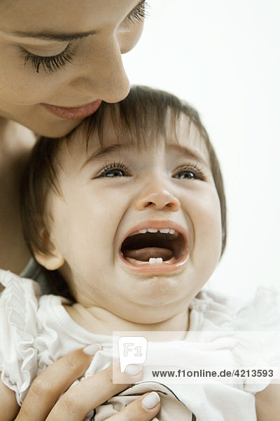 Mutter mit weinendem Kind
