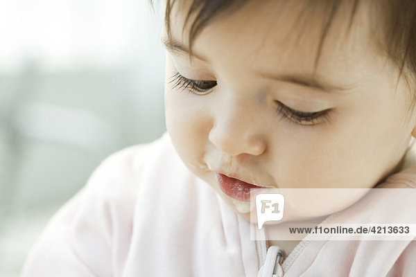 Kleinkind mit Babynahrung im Gesicht  Portrait