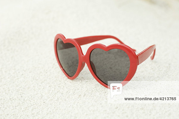 Herzförmige Sonnenbrille am Strand
