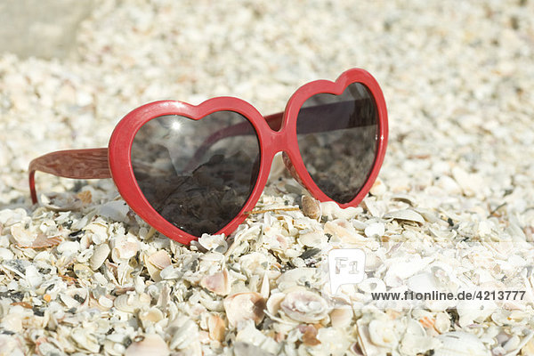 Herzförmige Sonnenbrille am Strand